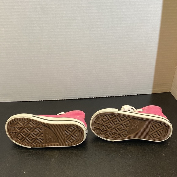 Girls pink converse sneakers - Picture 3 of 3
